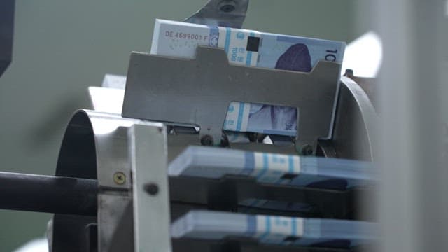 Money counting machine processing banknotes