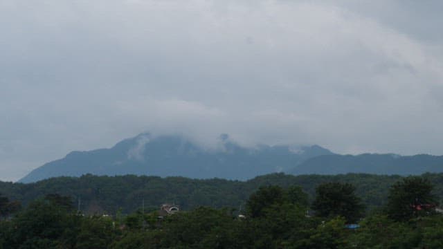 Cloud-covered mountains on a gloomy day