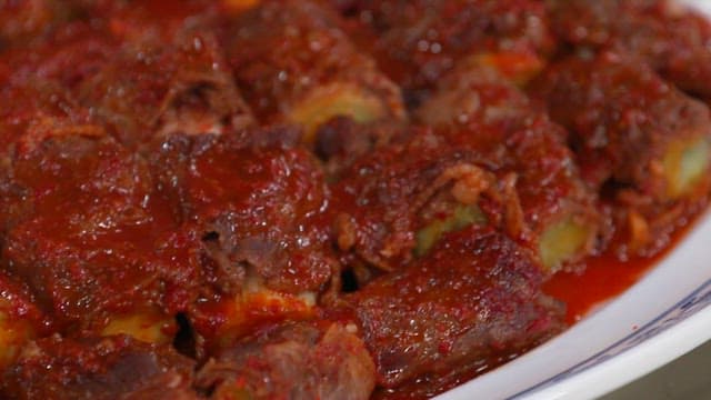 Green onion beef rolls with spicy sauce