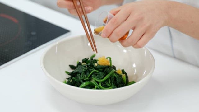 Cooking Spinach with Seasoning