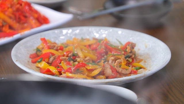 Stir-fried peppers and pan-fried pork belly