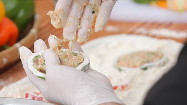 Stuffing bell pepper with meat filling