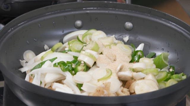 Sprinkle Red Pepper Powder on Fresh Vegetables to Season Them