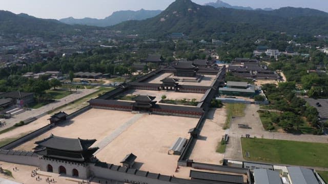 Gyeongbokgung Palace in Harmony with a Modern City