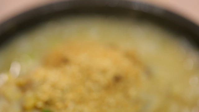 Mung beans ginseng chicken soup with sesame