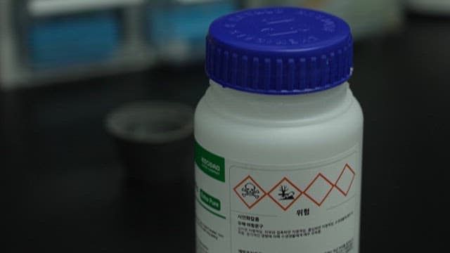 Observing White Powder Potassium Cyanide in a Lab Setting