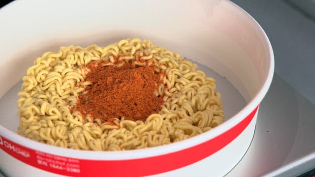 Seasoning the Raw Ramen in an Instant Cooker