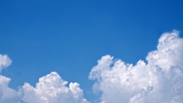 Clear blue sky with white fluffy cloudsin the afternoon