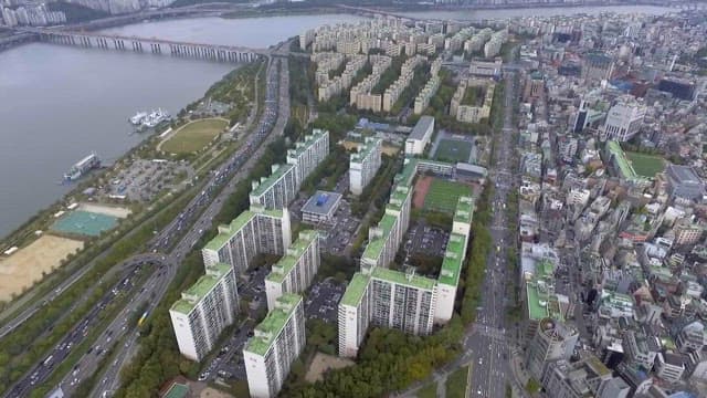 Busy roads and densely packed apartment complexes near the Hangang River