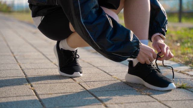 Person who ties shoelaces