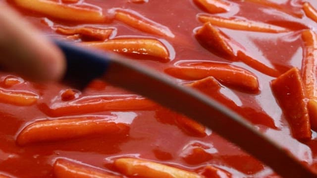 Process of cooking delicious tteokbokki at a snack bar