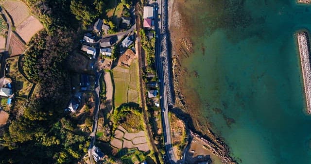 Coastal road between the coast and the village