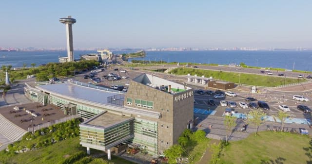 Long bridge connecting to a city skyline