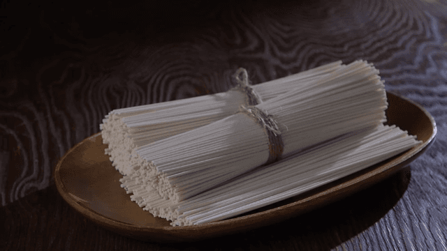 A bundle of noodles on a wooden plate