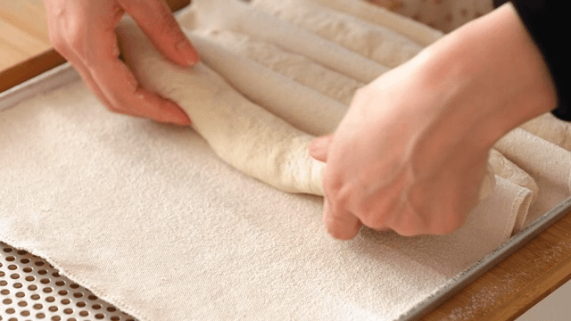 Arranging the dough so that it does not stick to each other