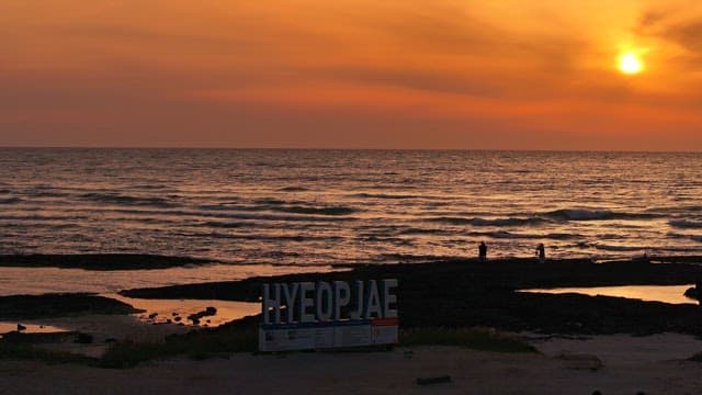 Sunset at Hyeopjae Beach with people