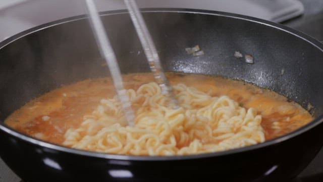 Adding powder on top of boiling ramen