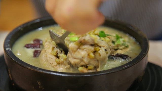 Thick ginseng chicken soup with mung beans