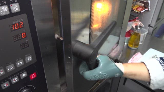 Cooked clams taken out of the oven