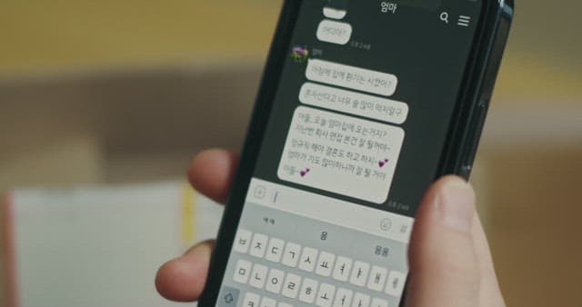 Messaging with mother on a smartphone