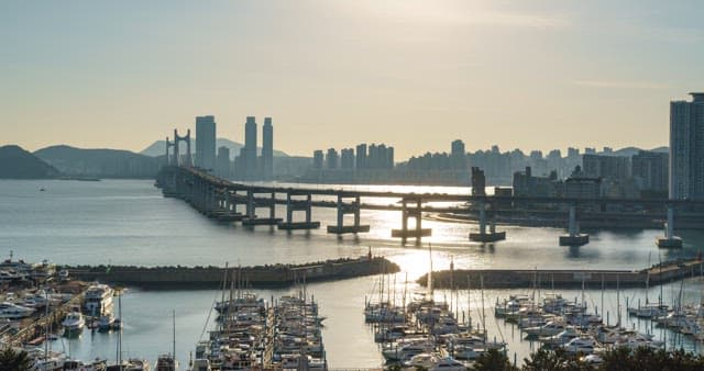 From day to evening in Busan, a port city where yachts are anchored