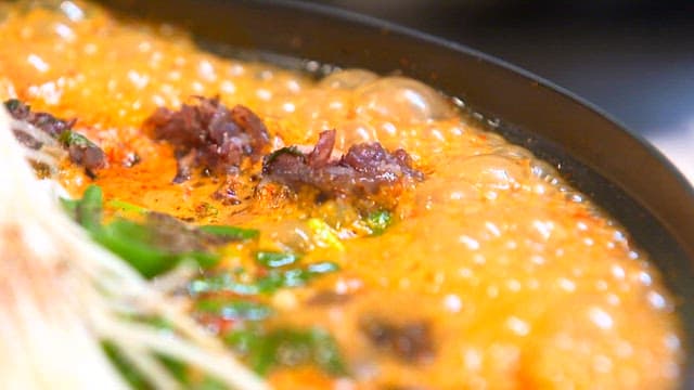 Boiling stew made with sundae, mushrooms, and vegetables