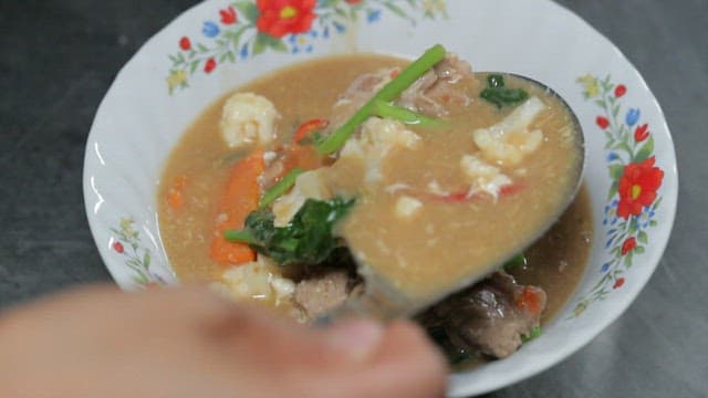 Lad na, a delicious Thai dish made with vegetables and meat