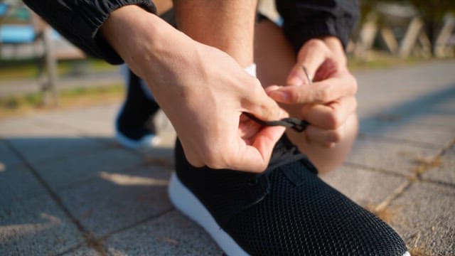 Man who ties shoelaces