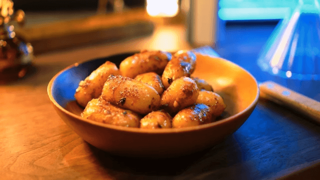 Transferring freshly cooked oil tteokbokki to a wooden bowl