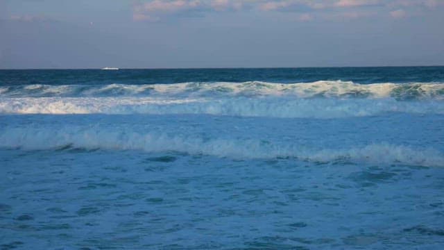 Serene Sea Waves Crashing on Shoreline