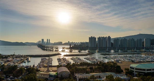 From day to evening in Busan, a port city where yachts are anchored