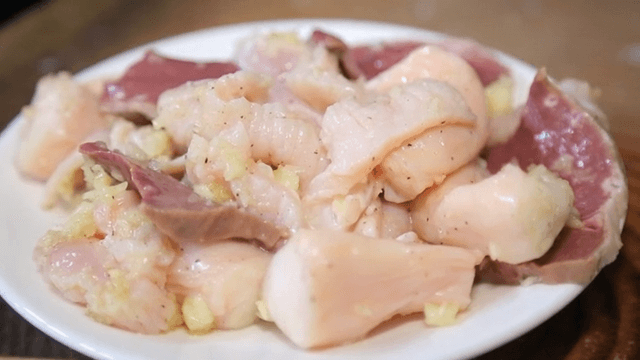 Seasoned beef tripe transferred to a plate