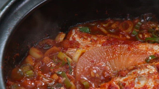 Braised hairtail with radish and spicy seasoning