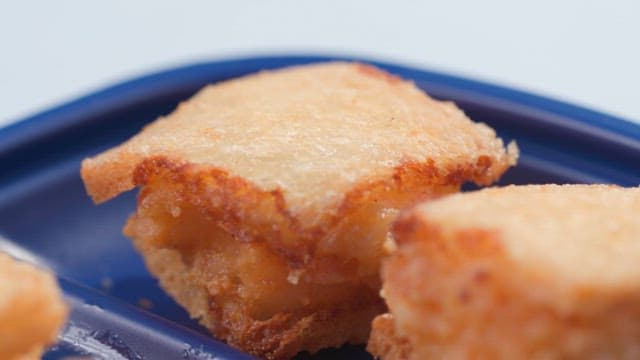 Mianbaoxia fried in a disposable plastic container