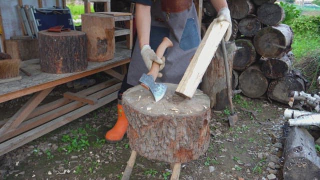 Person who axes a log