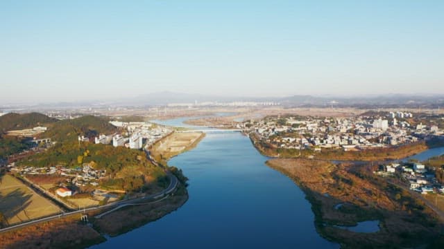 Housing complexes and cities built on quiet riversides