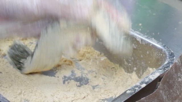 Process of making mugwort injeolmi