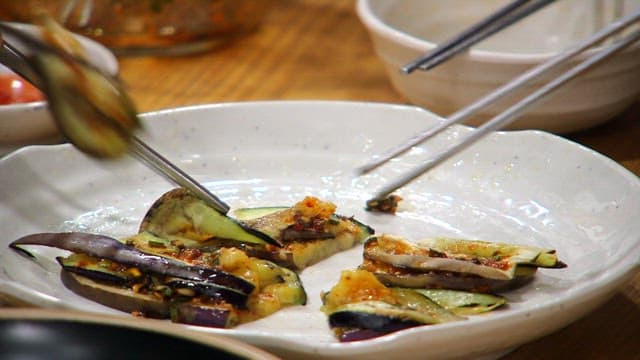 Plate of seasoned eggplant with seasoning