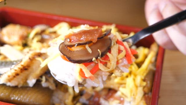 Spoonful of delicious eel rice bowl