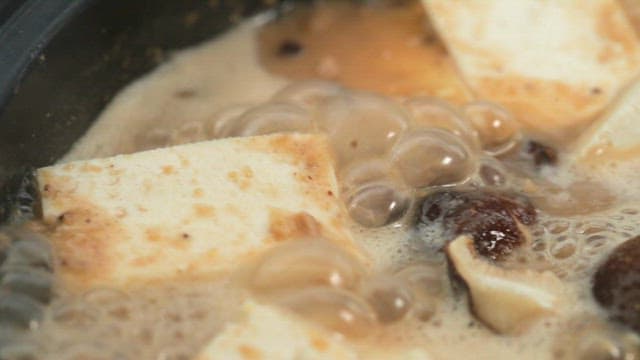 Boiling Cheonggukjang with a variety of vegetables and tofu