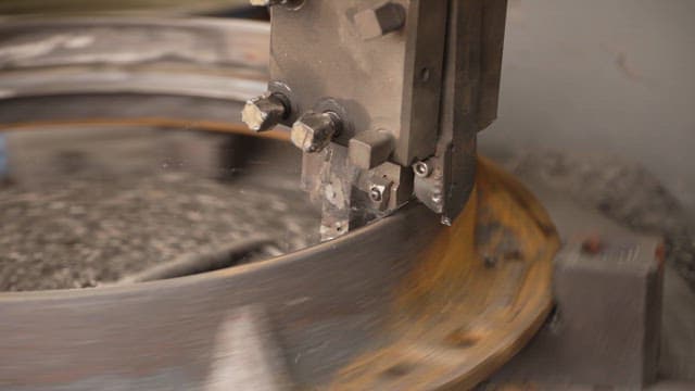 Machine processing metal