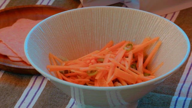 Put carrots, green onions, and eggs in a bowl and mix with chopsticks