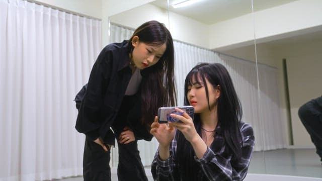 Dancers Watching Practice Videos with Feedback