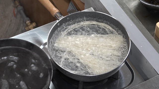 Process of boiling noodles in a pan