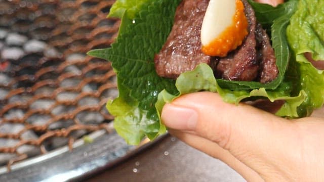 Lettuce wrap with beef and garlic