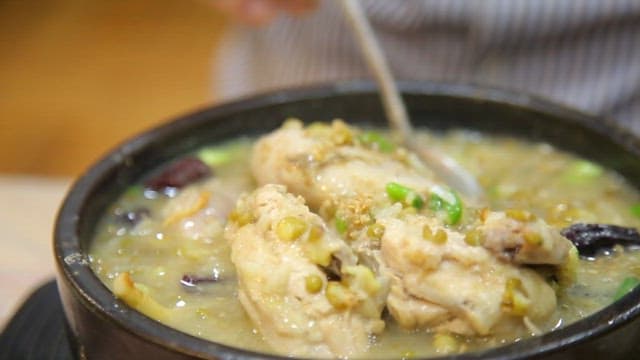 Thick ginseng chicken soup with mung beans