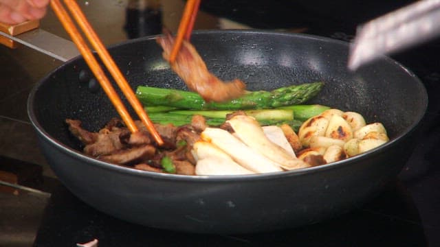Mushrooms, skirt meat and garlic plated in a frying pan