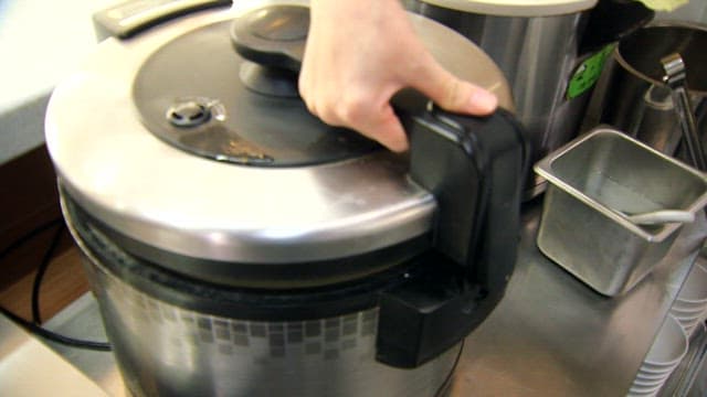 Steaming rice with chestnuts in a rice cooker