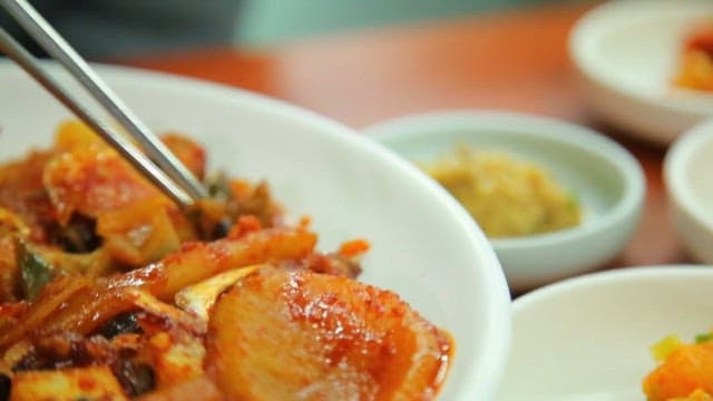 Spicy braised fish with radish and vegetables