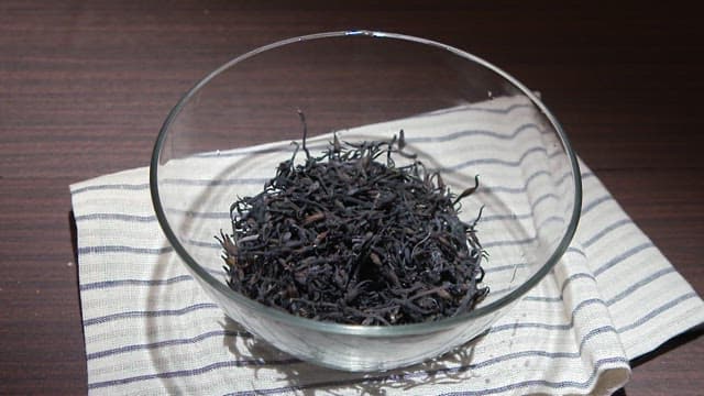 Sequence of soaking hijiki in a glass bowl with water